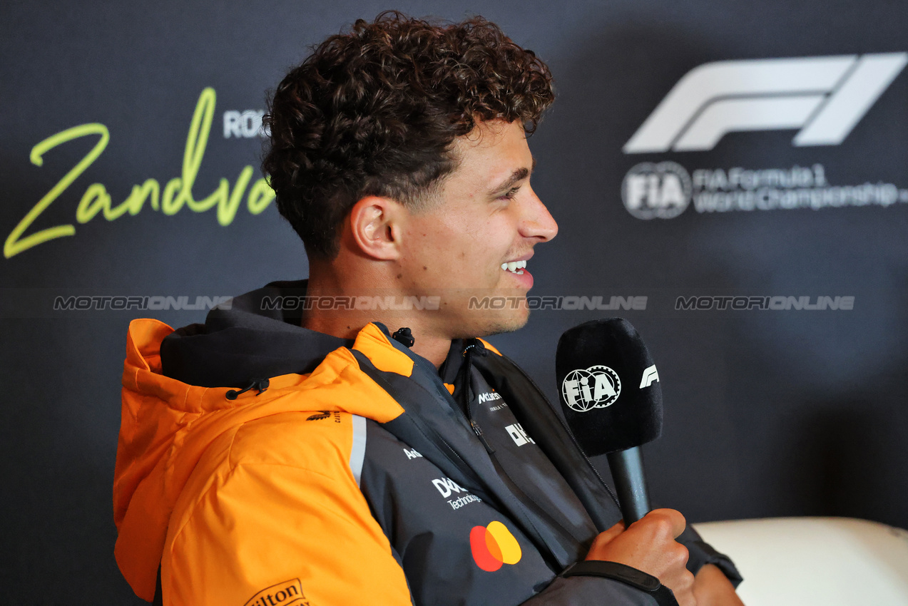 GP OLANDA, Lando Norris (GBR) McLaren in the FIA Press Conference.

28.08.2025. Formula 1 World Championship, Rd 15, Dutch Grand Prix, Zandvoort, Netherlands, Preparation Day.

- www.xpbimages.com, EMail: requests@xpbimages.com © Copyright: Charniaux / XPB Images