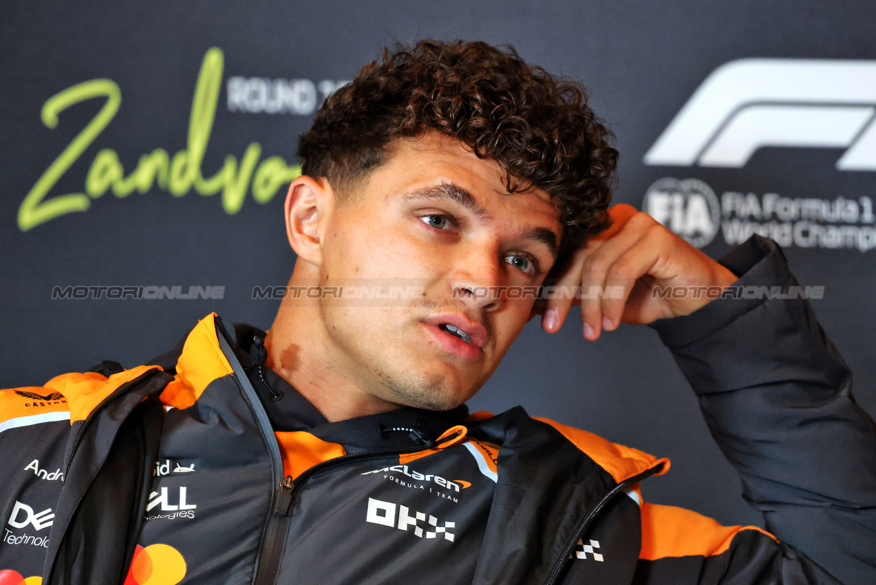 GP OLANDA, Lando Norris (GBR) McLaren in the FIA Press Conference.

28.08.2025. Formula 1 World Championship, Rd 15, Dutch Grand Prix, Zandvoort, Netherlands, Preparation Day.

- www.xpbimages.com, EMail: requests@xpbimages.com © Copyright: Charniaux / XPB Images