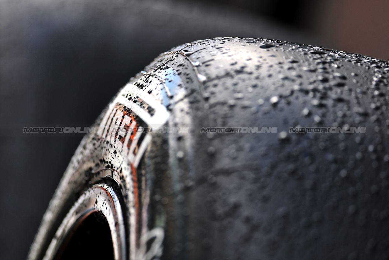 GP OLANDA, Slick Pirelli tyre covered in raindrops in the paddock.

28.08.2025. Formula 1 World Championship, Rd 15, Dutch Grand Prix, Zandvoort, Netherlands, Preparation Day.

- www.xpbimages.com, EMail: requests@xpbimages.com © Copyright: Moy / XPB Images