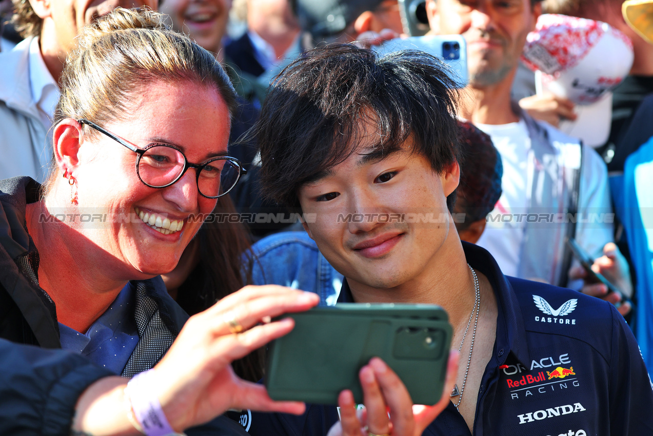 GP OLANDA, Yuki Tsunoda (JPN) Red Bull Racing with a fan.

28.08.2025. Formula 1 World Championship, Rd 15, Dutch Grand Prix, Zandvoort, Netherlands, Preparation Day.

- www.xpbimages.com, EMail: requests@xpbimages.com © Copyright: Batchelor / XPB Images