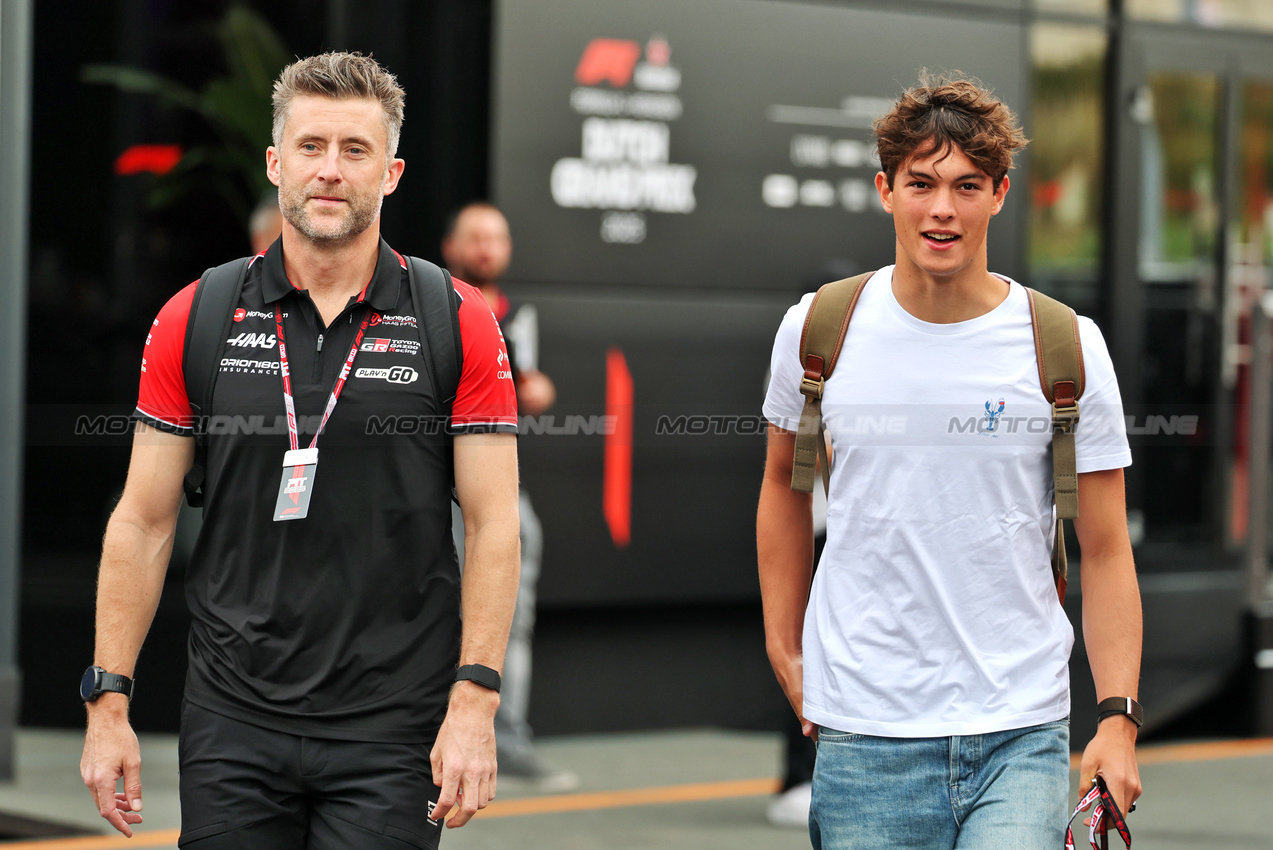 GP OLANDA, (L to R): Martin Poole (GBR) Haas F1 Team Personal Trainer with Oliver Bearman (GBR) Haas F1 Team.

28.08.2025. Formula 1 World Championship, Rd 15, Dutch Grand Prix, Zandvoort, Netherlands, Preparation Day.

- www.xpbimages.com, EMail: requests@xpbimages.com © Copyright: Moy / XPB Images
