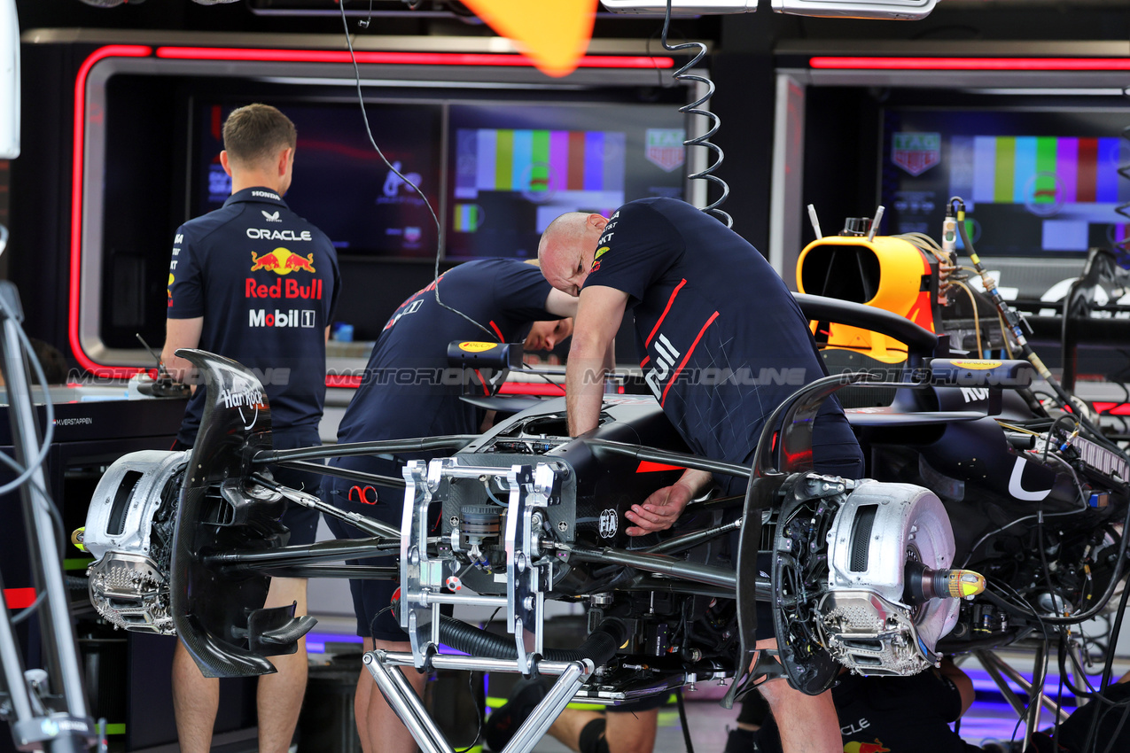 GP OLANDA, Red Bull Racing RB21 being prepared in the pit garage.

28.08.2025. Formula 1 World Championship, Rd 15, Dutch Grand Prix, Zandvoort, Netherlands, Preparation Day.

- www.xpbimages.com, EMail: requests@xpbimages.com © Copyright: Moy / XPB Images