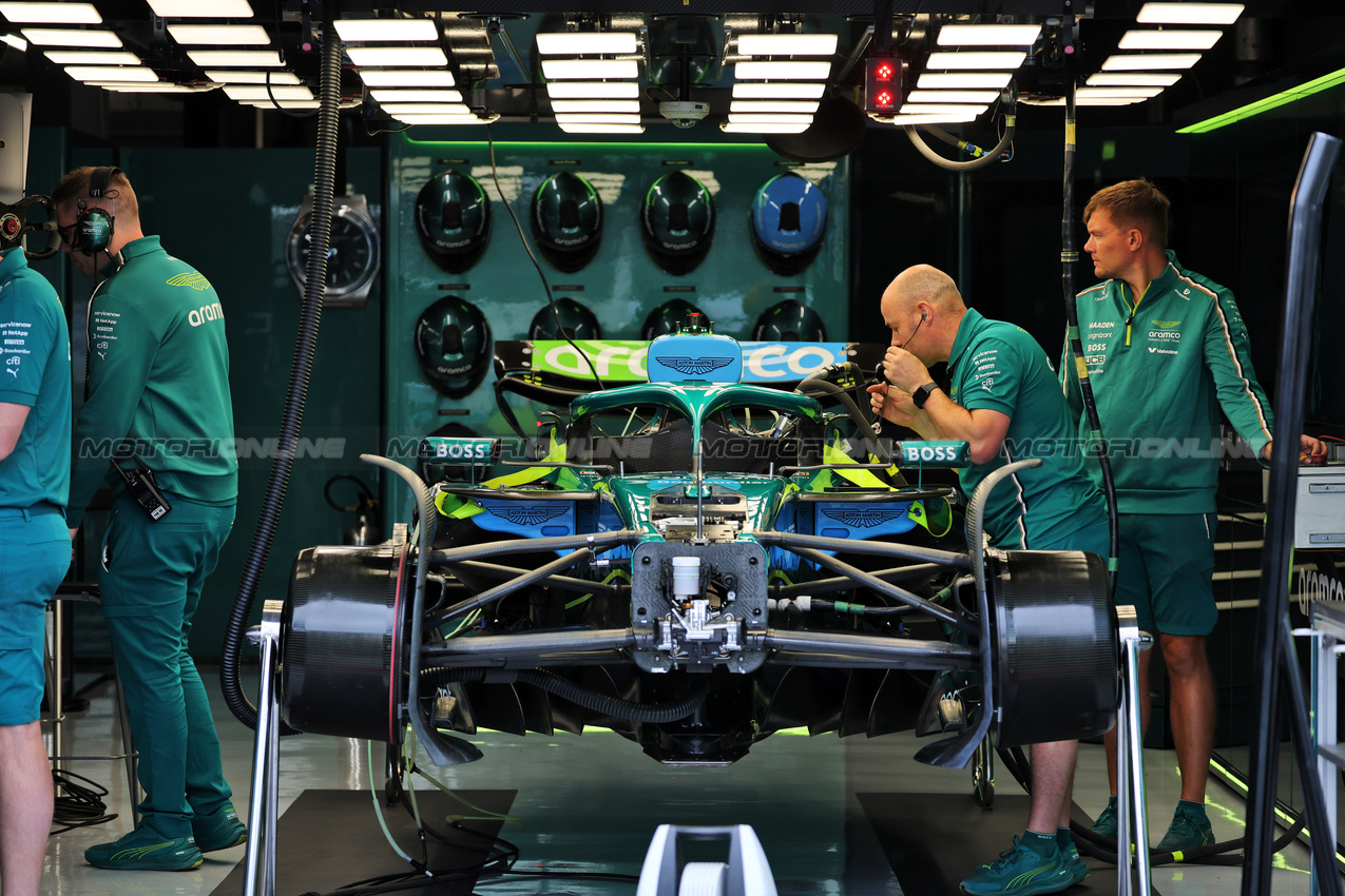 GP OLANDA, Aston Martin F1 Team AMR25 being prepared in the pit garage.

28.08.2025. Formula 1 World Championship, Rd 15, Dutch Grand Prix, Zandvoort, Netherlands, Preparation Day.

- www.xpbimages.com, EMail: requests@xpbimages.com © Copyright: Moy / XPB Images