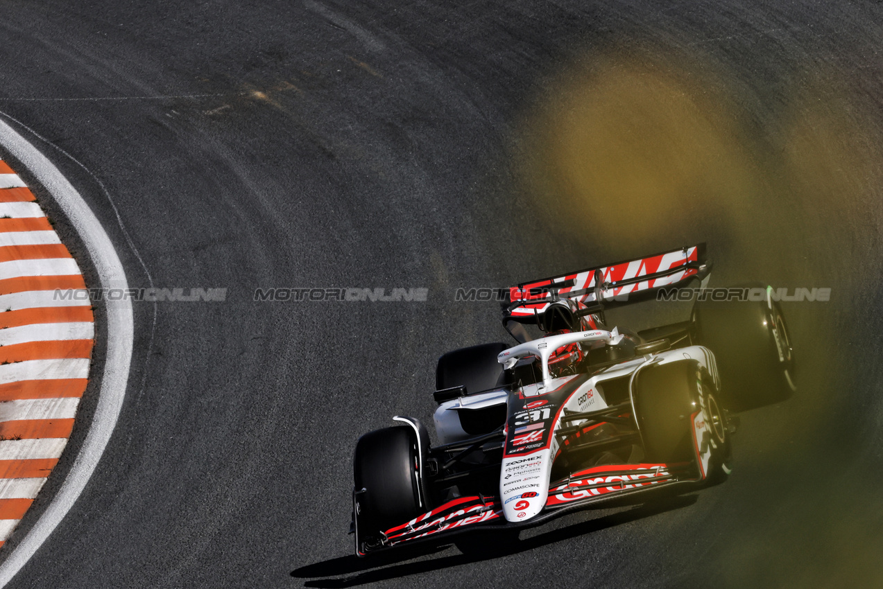 GP OLANDA, Esteban Ocon (FRA) Haas VF-25.

30.08.2025. Formula 1 World Championship, Rd 15, Dutch Grand Prix, Zandvoort, Netherlands, Qualifiche Day.

- www.xpbimages.com, EMail: requests@xpbimages.com © Copyright: Bearne / XPB Images