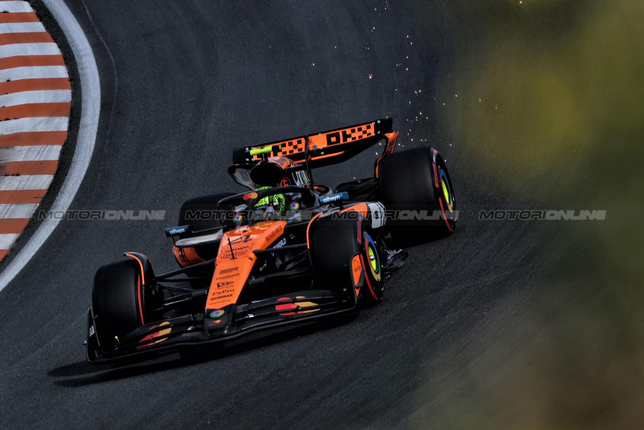 GP OLANDA, Lando Norris (GBR) McLaren MCL39.

30.08.2025. Formula 1 World Championship, Rd 15, Dutch Grand Prix, Zandvoort, Netherlands, Qualifiche Day.

- www.xpbimages.com, EMail: requests@xpbimages.com © Copyright: Bearne / XPB Images