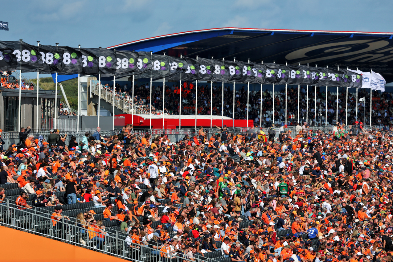 GP OLANDA, Circuit Atmosfera - fans in the grandstand.

30.08.2025. Formula 1 World Championship, Rd 15, Dutch Grand Prix, Zandvoort, Netherlands, Qualifiche Day.

- www.xpbimages.com, EMail: requests@xpbimages.com © Copyright: Moy / XPB Images