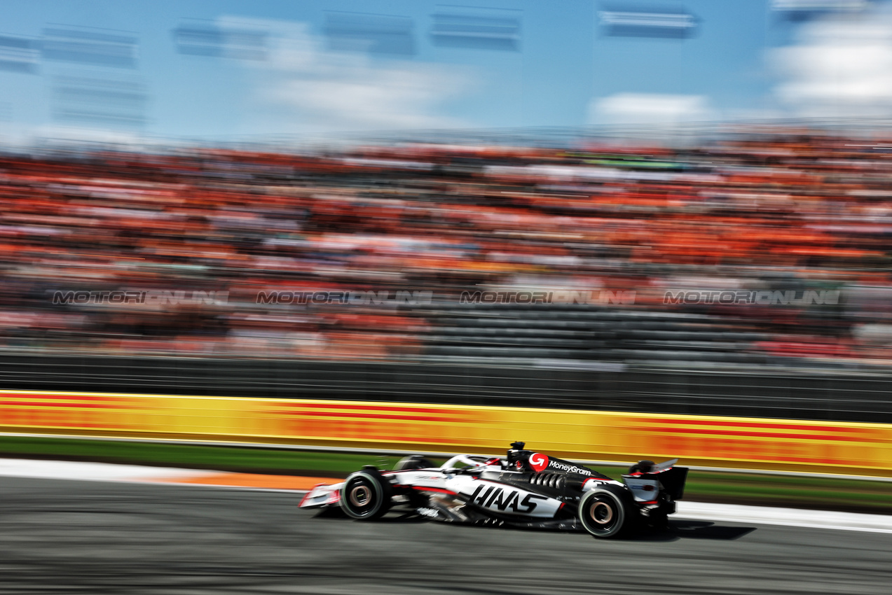 GP OLANDA, Esteban Ocon (FRA) Haas VF-25.

30.08.2025. Formula 1 World Championship, Rd 15, Dutch Grand Prix, Zandvoort, Netherlands, Qualifiche Day.

- www.xpbimages.com, EMail: requests@xpbimages.com © Copyright: Moy / XPB Images
