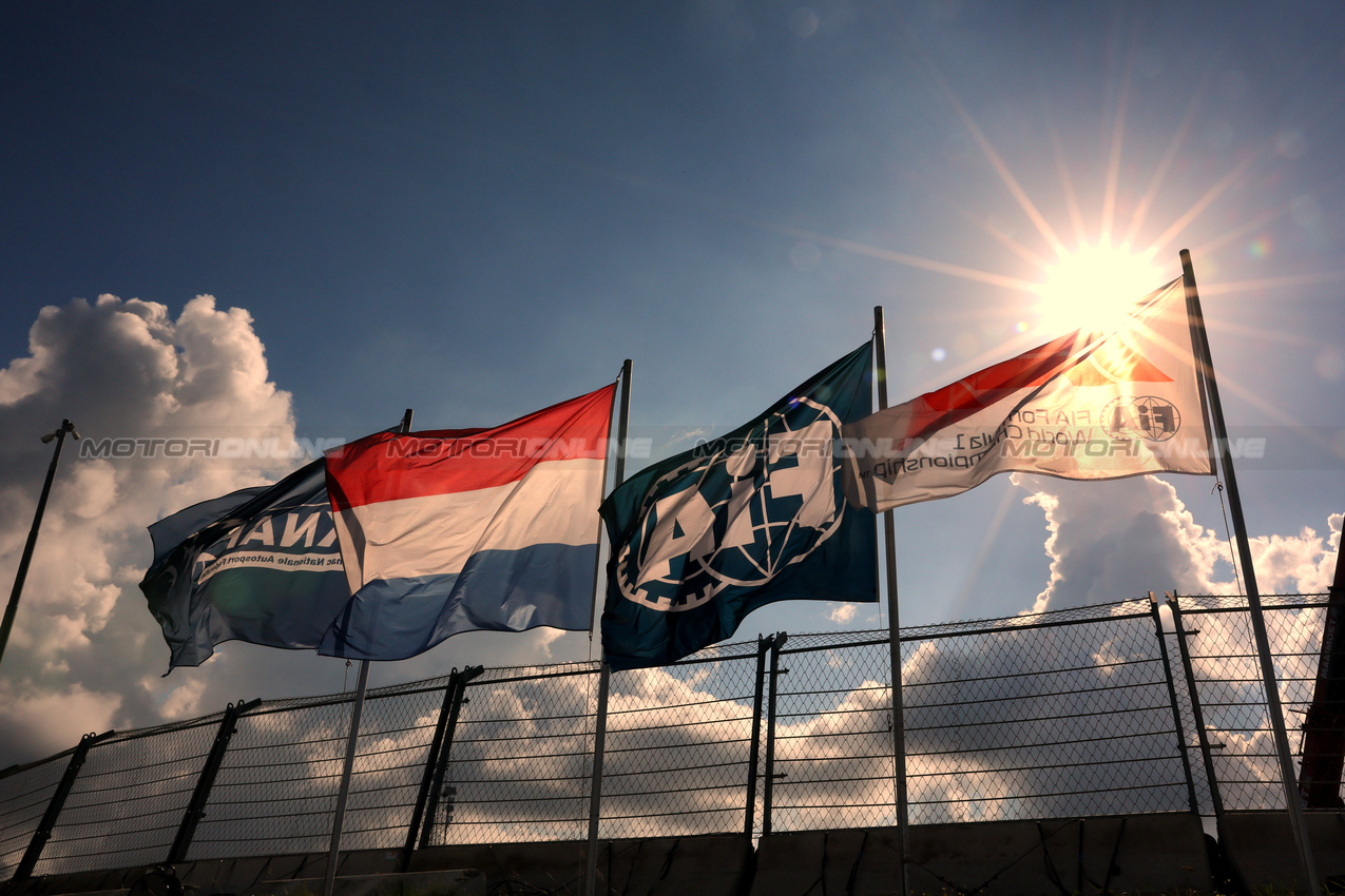 GP OLANDA, Circuit Atmosfera - flags.

30.08.2025. Formula 1 World Championship, Rd 15, Dutch Grand Prix, Zandvoort, Netherlands, Qualifiche Day.

- www.xpbimages.com, EMail: requests@xpbimages.com © Copyright: Moy / XPB Images