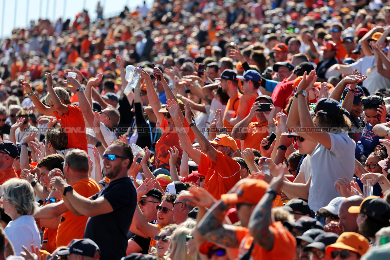 GP OLANDA, Circuit Atmosfera - fans in the grandstand.

30.08.2025. Formula 1 World Championship, Rd 15, Dutch Grand Prix, Zandvoort, Netherlands, Qualifiche Day.

- www.xpbimages.com, EMail: requests@xpbimages.com © Copyright: Moy / XPB Images