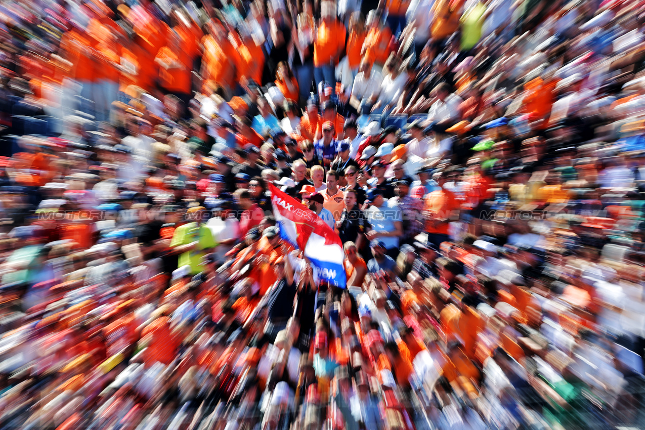 GP OLANDA, Circuit Atmosfera - fans in the grandstand.

30.08.2025. Formula 1 World Championship, Rd 15, Dutch Grand Prix, Zandvoort, Netherlands, Qualifiche Day.

- www.xpbimages.com, EMail: requests@xpbimages.com © Copyright: Moy / XPB Images