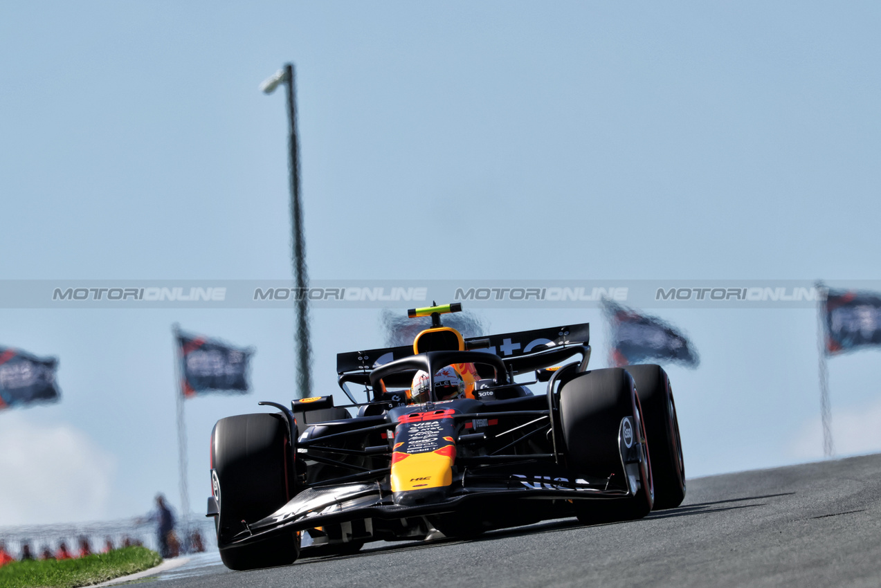 GP OLANDA, Yuki Tsunoda (JPN) Red Bull Racing RB21.

30.08.2025. Formula 1 World Championship, Rd 15, Dutch Grand Prix, Zandvoort, Netherlands, Qualifiche Day.

- www.xpbimages.com, EMail: requests@xpbimages.com © Copyright: Moy / XPB Images