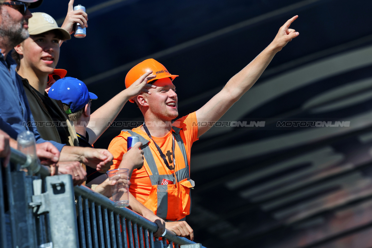 GP OLANDA, Circuit Atmosfera - Dutch fan.

30.08.2025. Formula 1 World Championship, Rd 15, Dutch Grand Prix, Zandvoort, Netherlands, Qualifiche Day.

- www.xpbimages.com, EMail: requests@xpbimages.com © Copyright: Moy / XPB Images