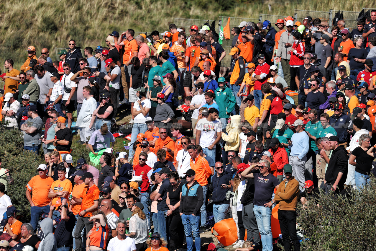 GP OLANDA, Circuit Atmosfera - fans in the dunes.

30.08.2025. Formula 1 World Championship, Rd 15, Dutch Grand Prix, Zandvoort, Netherlands, Qualifiche Day.

- www.xpbimages.com, EMail: requests@xpbimages.com © Copyright: Moy / XPB Images