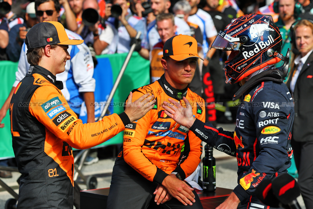 GP OLANDA, (L to R): Pole sitter Oscar Piastri (AUS) McLaren in qualifying parc ferme with second placed team mate Lando Norris (GBR) McLaren e third placed Max Verstappen (NLD) Red Bull Racing.

30.08.2025. Formula 1 World Championship, Rd 15, Dutch Grand Prix, Zandvoort, Netherlands, Qualifiche Day.

- www.xpbimages.com, EMail: requests@xpbimages.com © Copyright: Batchelor / XPB Images