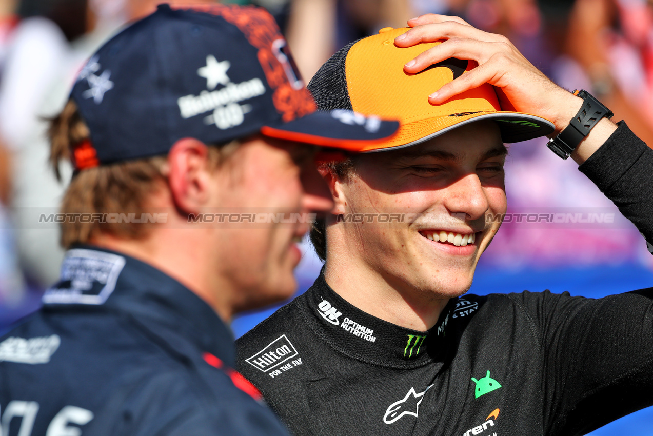 GP OLANDA, Pole sitter Oscar Piastri (AUS) McLaren in qualifying parc ferme with Max Verstappen (NLD) Red Bull Racing.

30.08.2025. Formula 1 World Championship, Rd 15, Dutch Grand Prix, Zandvoort, Netherlands, Qualifiche Day.

- www.xpbimages.com, EMail: requests@xpbimages.com © Copyright: Batchelor / XPB Images