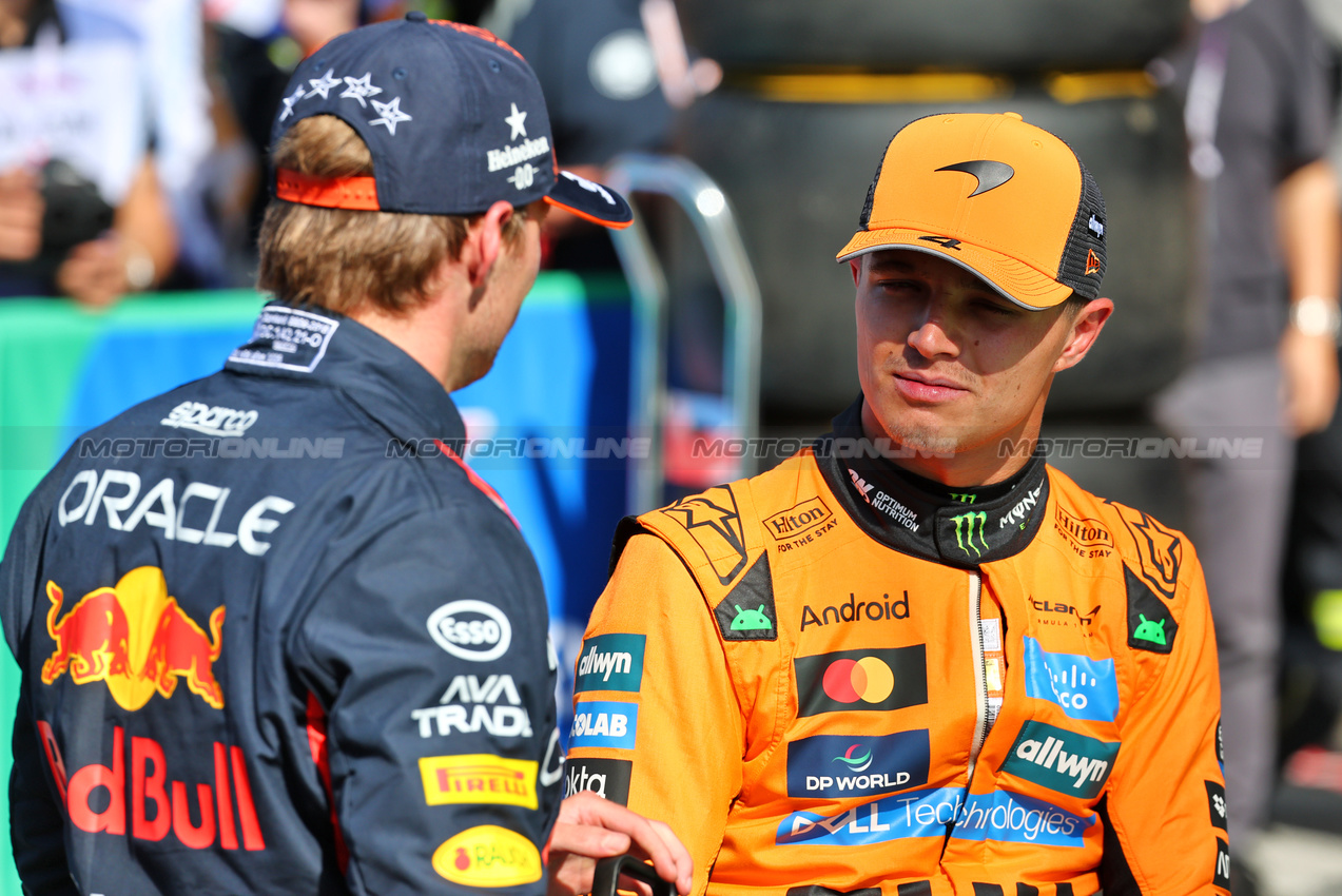 GP OLANDA, Lando Norris (GBR) McLaren in qualifying parc ferme with Max Verstappen (NLD) Red Bull Racing.

30.08.2025. Formula 1 World Championship, Rd 15, Dutch Grand Prix, Zandvoort, Netherlands, Qualifiche Day.

- www.xpbimages.com, EMail: requests@xpbimages.com © Copyright: Batchelor / XPB Images
