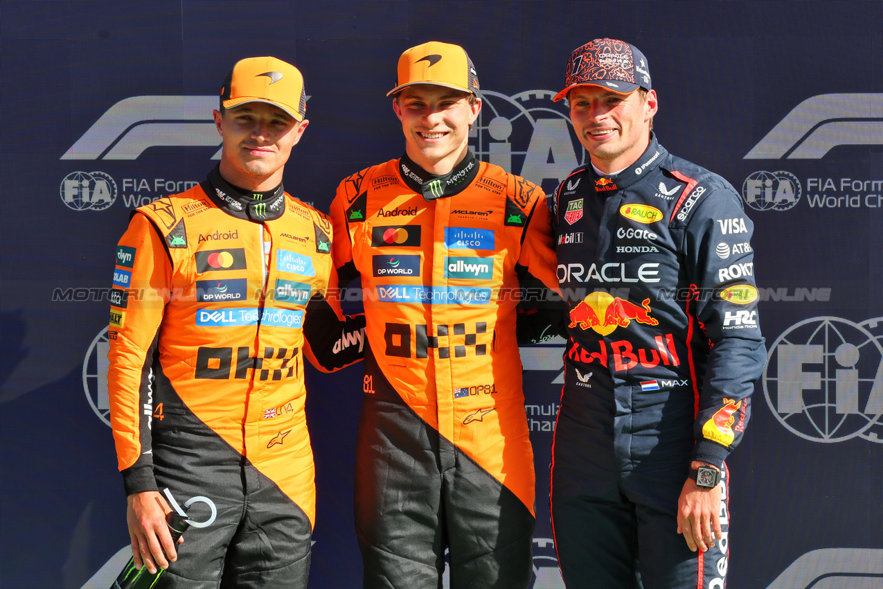 GP OLANDA, Qualifiche top three in parc ferme (L to R): Lando Norris (GBR) McLaren, second; Oscar Piastri (AUS) McLaren, pole position; Max Verstappen (NLD) Red Bull Racing, third.

30.08.2025. Formula 1 World Championship, Rd 15, Dutch Grand Prix, Zandvoort, Netherlands, Qualifiche Day.

- www.xpbimages.com, EMail: requests@xpbimages.com © Copyright: Batchelor / XPB Images