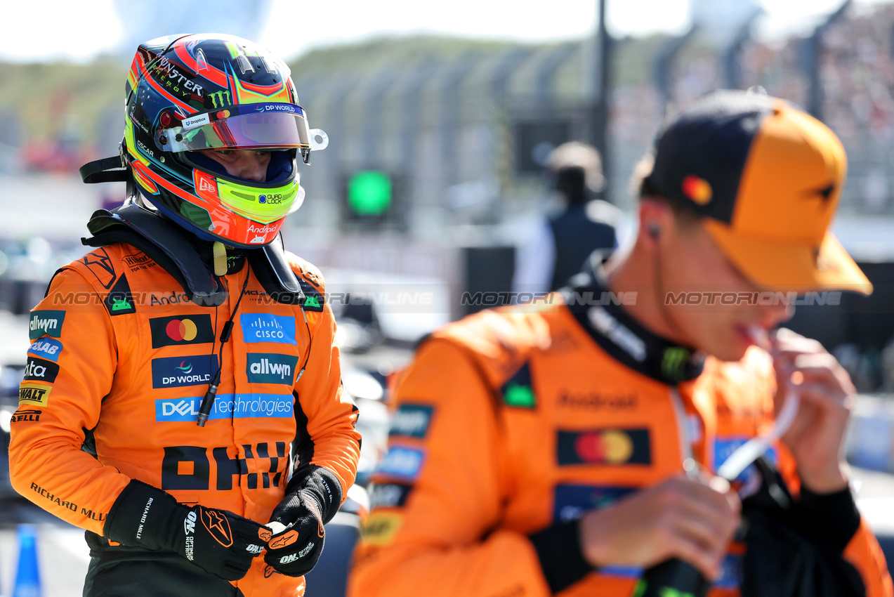 GP OLANDA, Pole sitter Oscar Piastri (AUS) McLaren in qualifying parc ferme.

30.08.2025. Formula 1 World Championship, Rd 15, Dutch Grand Prix, Zandvoort, Netherlands, Qualifiche Day.

- www.xpbimages.com, EMail: requests@xpbimages.com © Copyright: Charniaux / XPB Images