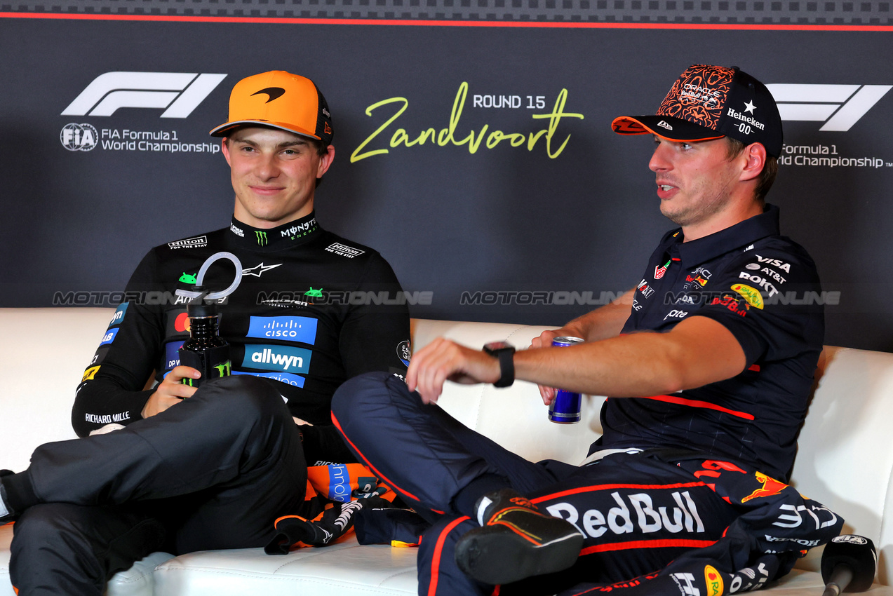 GP OLANDA, (L to R): Oscar Piastri (AUS) McLaren e Max Verstappen (NLD) Red Bull Racing in the post qualifying FIA Press Conference.

30.08.2025. Formula 1 World Championship, Rd 15, Dutch Grand Prix, Zandvoort, Netherlands, Qualifiche Day.

- www.xpbimages.com, EMail: requests@xpbimages.com © Copyright: Moy / XPB Images
