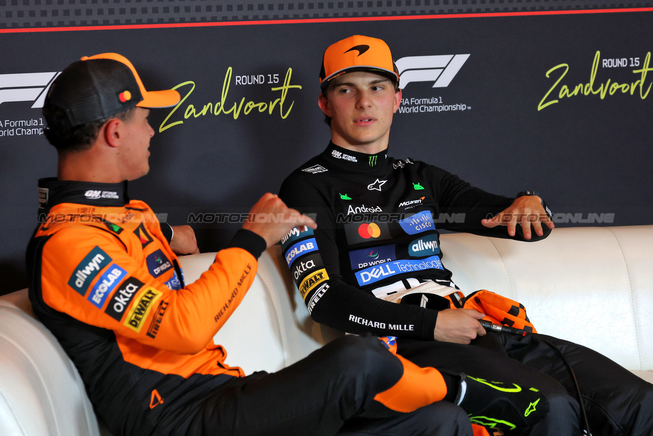 GP OLANDA, (L to R): Lando Norris (GBR) McLaren e Oscar Piastri (AUS) McLaren, in the post qualifying FIA Press Conference.

30.08.2025. Formula 1 World Championship, Rd 15, Dutch Grand Prix, Zandvoort, Netherlands, Qualifiche Day.

- www.xpbimages.com, EMail: requests@xpbimages.com © Copyright: Moy / XPB Images