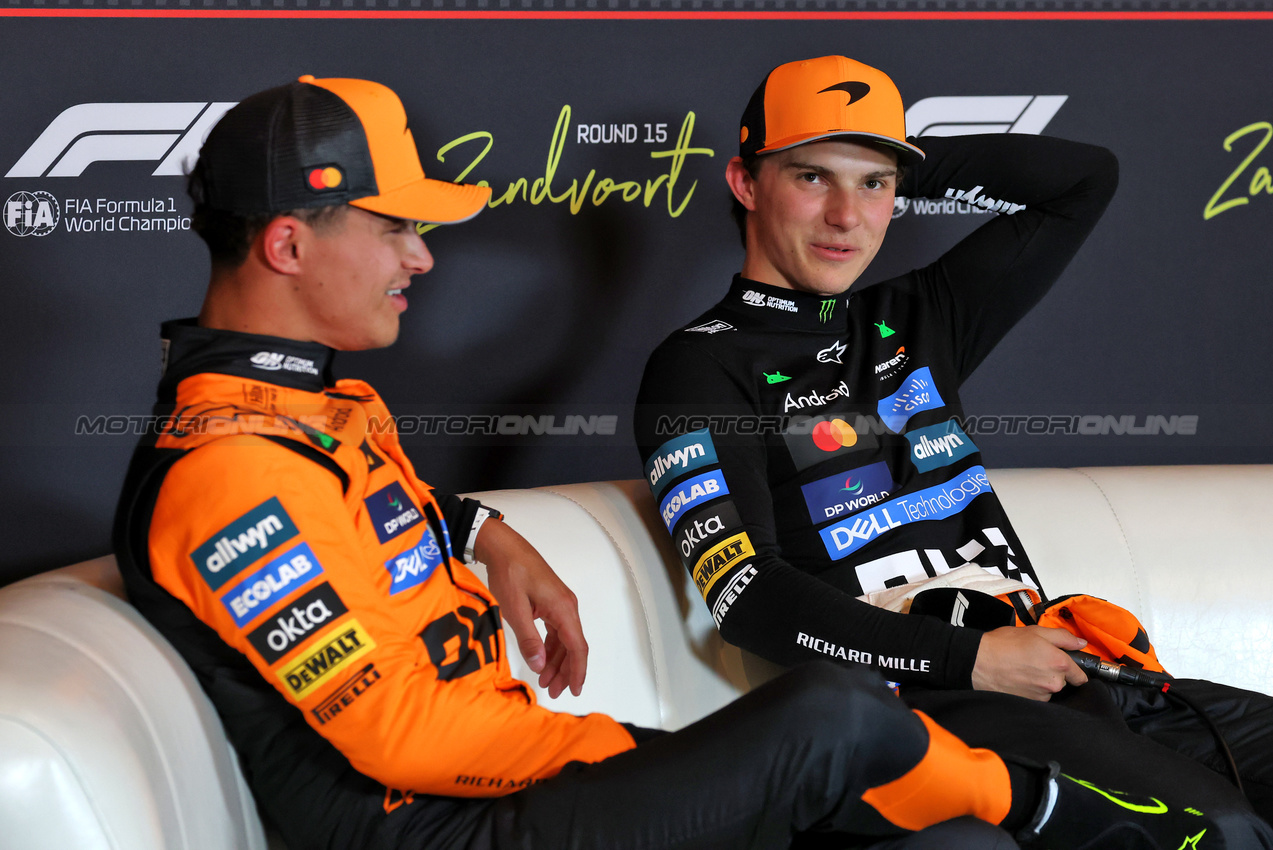 GP OLANDA, (L to R): Lando Norris (GBR) McLaren e Oscar Piastri (AUS) McLaren, in the post qualifying FIA Press Conference.

30.08.2025. Formula 1 World Championship, Rd 15, Dutch Grand Prix, Zandvoort, Netherlands, Qualifiche Day.

- www.xpbimages.com, EMail: requests@xpbimages.com © Copyright: Moy / XPB Images