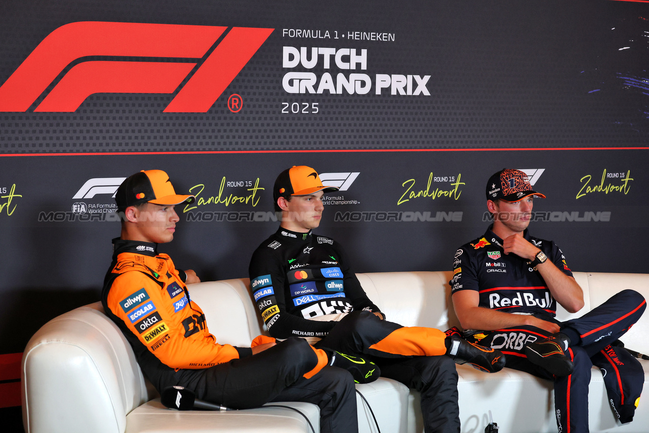 GP OLANDA, (L to R): Lando Norris (GBR) McLaren; Oscar Piastri (AUS) McLaren e Max Verstappen (NLD) Red Bull Racing in the post qualifying FIA Press Conference.

30.08.2025. Formula 1 World Championship, Rd 15, Dutch Grand Prix, Zandvoort, Netherlands, Qualifiche Day.

- www.xpbimages.com, EMail: requests@xpbimages.com © Copyright: Moy / XPB Images