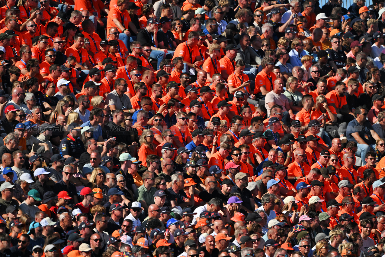 GP OLANDA, Circuit Atmosfera - fans in the grandstand.

30.08.2025. Formula 1 World Championship, Rd 15, Dutch Grand Prix, Zandvoort, Netherlands, Qualifiche Day.

- www.xpbimages.com, EMail: requests@xpbimages.com © Copyright: Price	/ XPB Images