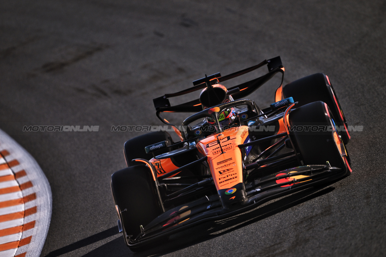 GP OLANDA, Oscar Piastri (AUS) McLaren MCL39.

30.08.2025. Formula 1 World Championship, Rd 15, Dutch Grand Prix, Zandvoort, Netherlands, Qualifiche Day.

- www.xpbimages.com, EMail: requests@xpbimages.com © Copyright: Price	/ XPB Images