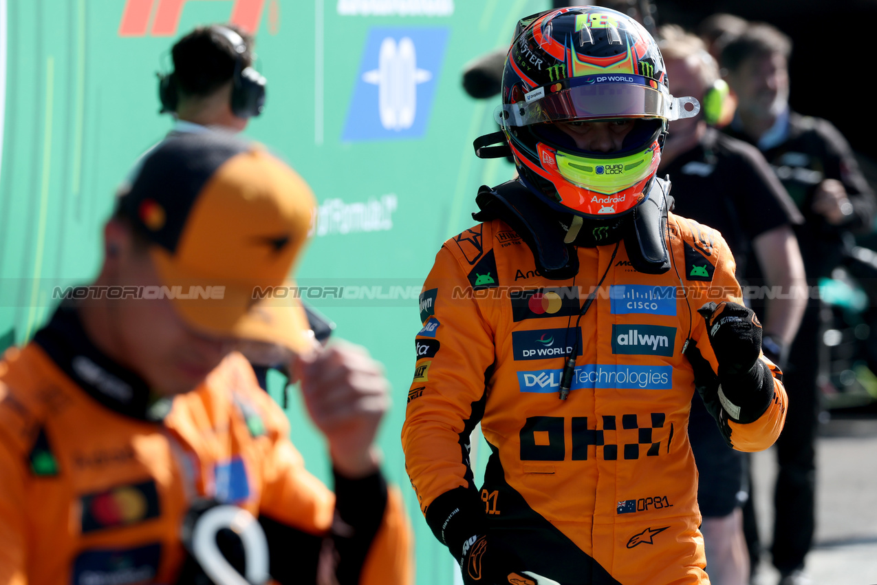 GP OLANDA, Oscar Piastri (AUS) McLaren celebrates his pole position in qualifying parc ferme.

30.08.2025. Formula 1 World Championship, Rd 15, Dutch Grand Prix, Zandvoort, Netherlands, Qualifiche Day.

 - www.xpbimages.com, EMail: requests@xpbimages.com © Copyright: Coates / XPB Images