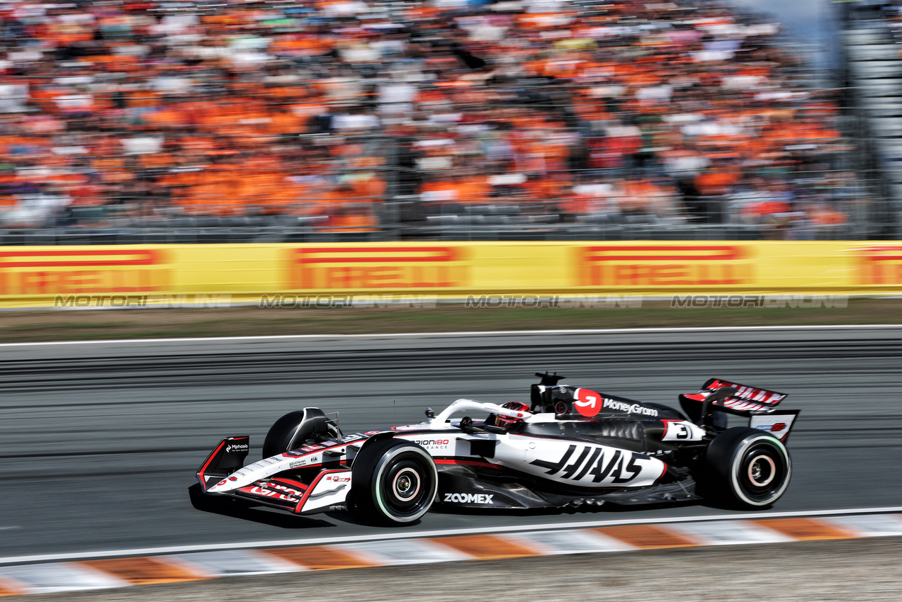 GP OLANDA, Esteban Ocon (FRA) Haas VF-25.

30.08.2025. Formula 1 World Championship, Rd 15, Dutch Grand Prix, Zandvoort, Netherlands, Qualifiche Day.

- www.xpbimages.com, EMail: requests@xpbimages.com © Copyright: Moy / XPB Images