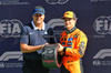 GP OLANDA, (L to R): Julio Ricardo Cruz (ARG) Former Football Player presents the Pirelli Pole Position Award to Oscar Piastri (AUS) McLaren in qualifying parc ferme.

30.08.2025. Formula 1 World Championship, Rd 15, Dutch Grand Prix, Zandvoort, Netherlands, Qualifiche Day.

- www.xpbimages.com, EMail: requests@xpbimages.com © Copyright: Batchelor / XPB Images