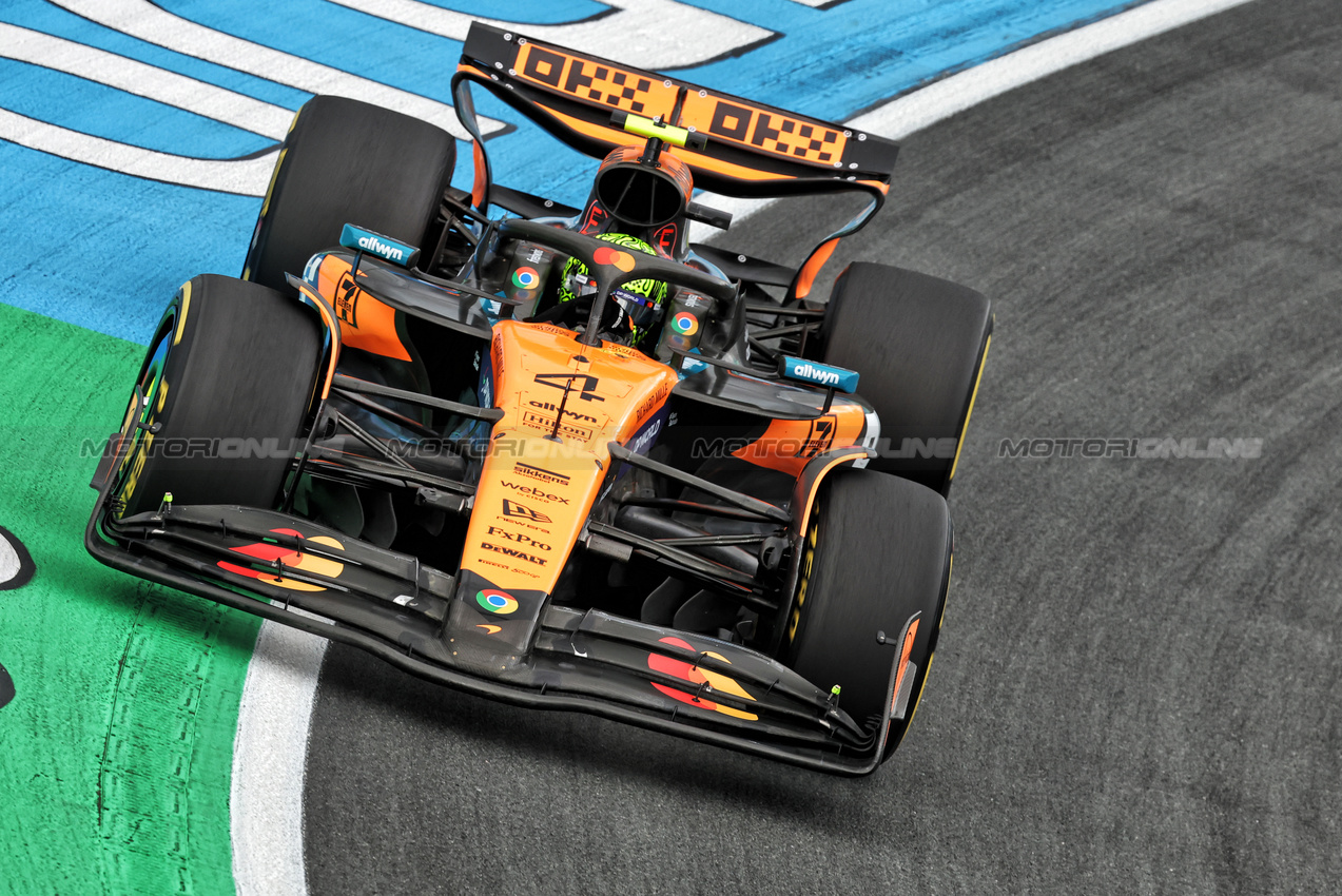 GP OLANDA, Lando Norris (GBR) McLaren MCL39.

29.08.2025. Formula 1 World Championship, Rd 15, Dutch Grand Prix, Zandvoort, Netherlands, Practice Day.

- www.xpbimages.com, EMail: requests@xpbimages.com © Copyright: Bearne / XPB Images