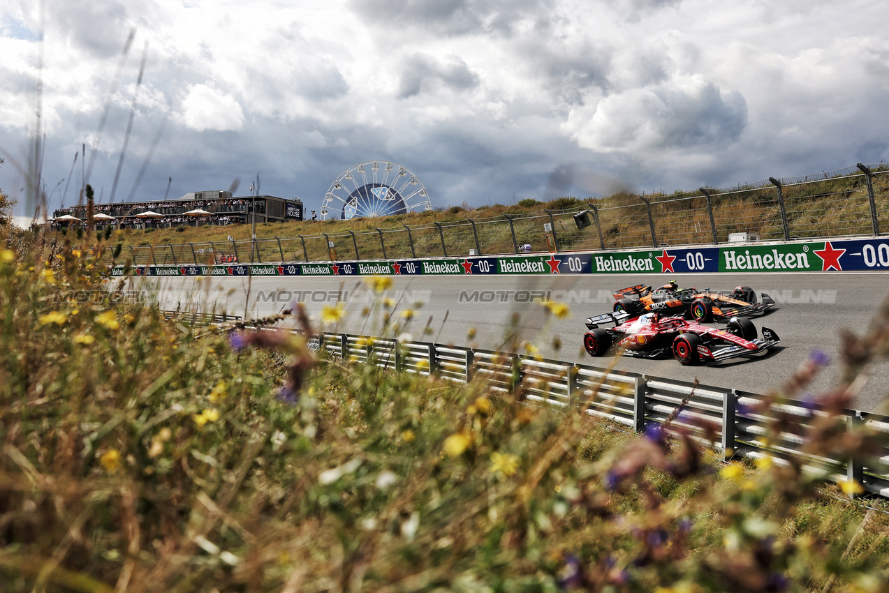 GP OLANDA, Charles Leclerc (MON) Ferrari SF-25 e Lando Norris (GBR) McLaren MCL39.

29.08.2025. Formula 1 World Championship, Rd 15, Dutch Grand Prix, Zandvoort, Netherlands, Practice Day.

- www.xpbimages.com, EMail: requests@xpbimages.com © Copyright: Bearne / XPB Images