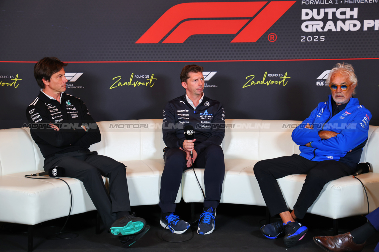 GP OLANDA, (L to R): Toto Wolff (GER) Mercedes AMG F1 Shareholder e Executive Director; James Vowles (GBR) Atlassian Williams Racing Team Principal; e Flavio Briatore (ITA) Alpine F1 Team Executive Advisor, in the FIA Press Conference.

29.08.2025. Formula 1 World Championship, Rd 15, Dutch Grand Prix, Zandvoort, Netherlands, Practice Day.

- www.xpbimages.com, EMail: requests@xpbimages.com © Copyright: Batchelor / XPB Images
