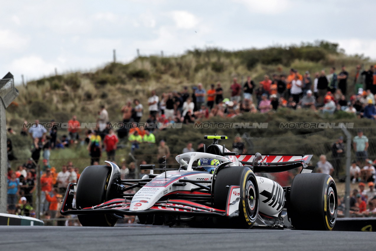 GP OLANDA, Oliver Bearman (GBR) Haas VF-25.

29.08.2025. Formula 1 World Championship, Rd 15, Dutch Grand Prix, Zandvoort, Netherlands, Practice Day.

- www.xpbimages.com, EMail: requests@xpbimages.com © Copyright: Moy / XPB Images