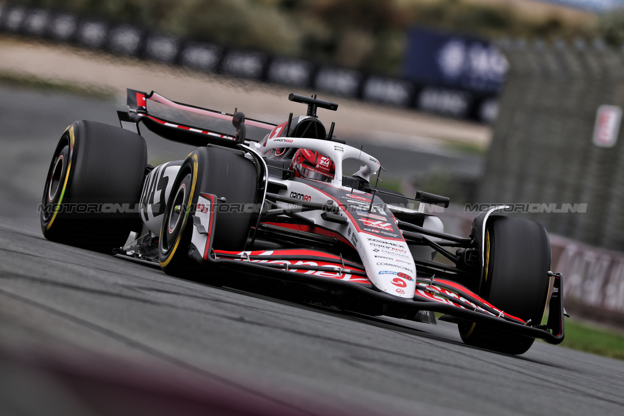 GP OLANDA, Esteban Ocon (FRA) Haas VF-25.

29.08.2025. Formula 1 World Championship, Rd 15, Dutch Grand Prix, Zandvoort, Netherlands, Practice Day.

- www.xpbimages.com, EMail: requests@xpbimages.com © Copyright: Charniaux / XPB Images