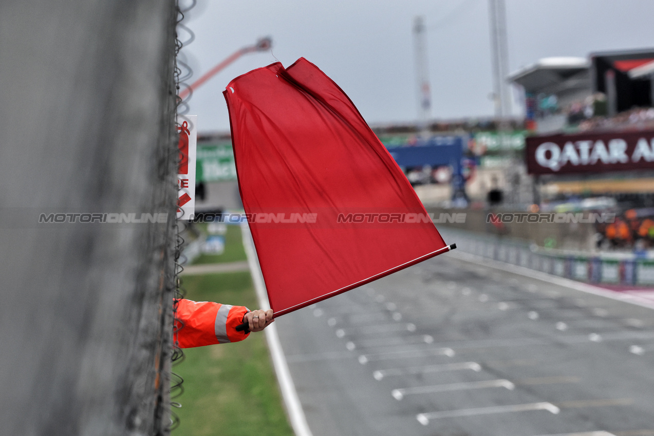 GP OLANDA, Circuit Atmosfera - a marshal waves a red flag as the session is stopped.

29.08.2025. Formula 1 World Championship, Rd 15, Dutch Grand Prix, Zandvoort, Netherlands, Practice Day.

- www.xpbimages.com, EMail: requests@xpbimages.com © Copyright: Bearne / XPB Images