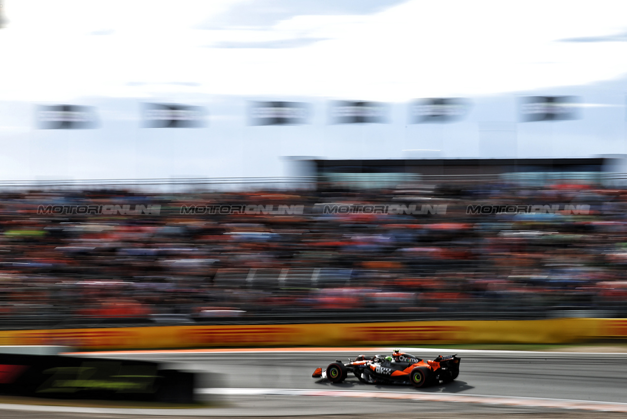GP OLANDA, Lando Norris (GBR) McLaren MCL39.

29.08.2025. Formula 1 World Championship, Rd 15, Dutch Grand Prix, Zandvoort, Netherlands, Practice Day.

- www.xpbimages.com, EMail: requests@xpbimages.com © Copyright: Charniaux / XPB Images