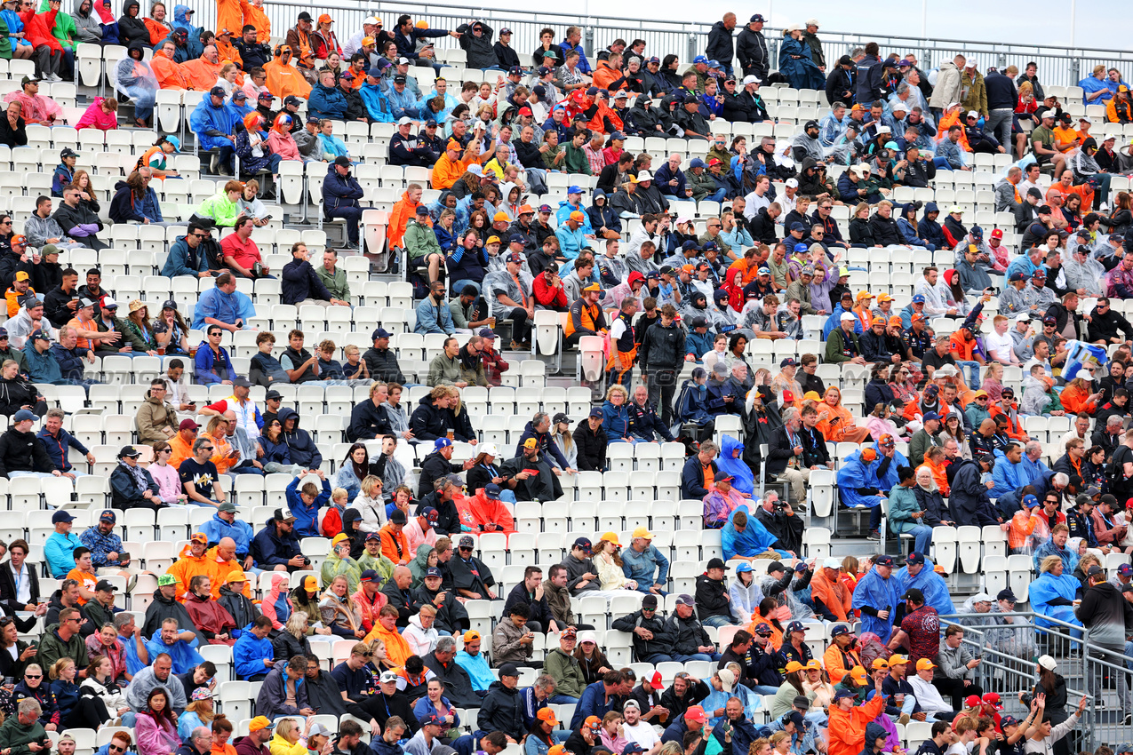 GP OLANDA, Circuit Atmosfera - fans in the grandstand.

29.08.2025. Formula 1 World Championship, Rd 15, Dutch Grand Prix, Zandvoort, Netherlands, Practice Day.

- www.xpbimages.com, EMail: requests@xpbimages.com © Copyright: Moy / XPB Images