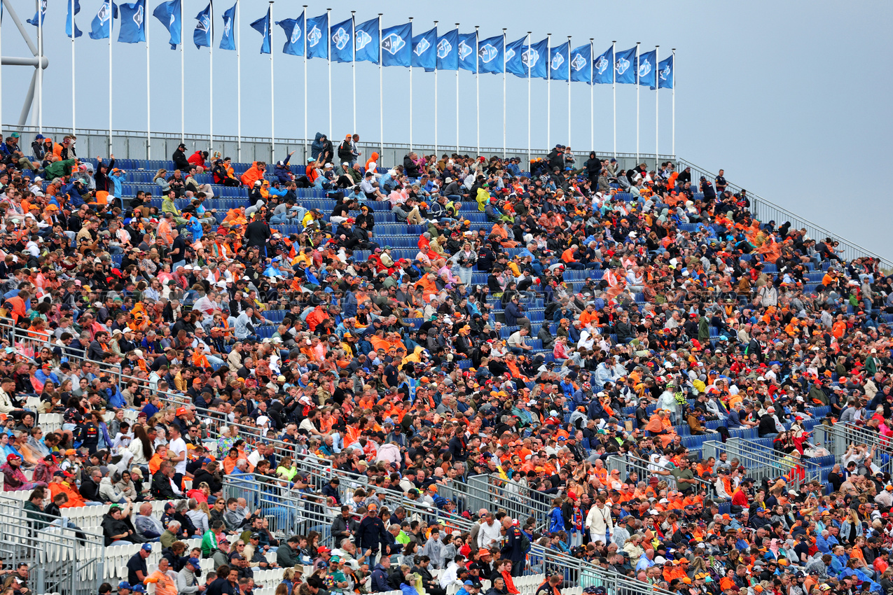 GP OLANDA, Circuit Atmosfera - fans in the grandstand.

29.08.2025. Formula 1 World Championship, Rd 15, Dutch Grand Prix, Zandvoort, Netherlands, Practice Day.

- www.xpbimages.com, EMail: requests@xpbimages.com © Copyright: Moy / XPB Images