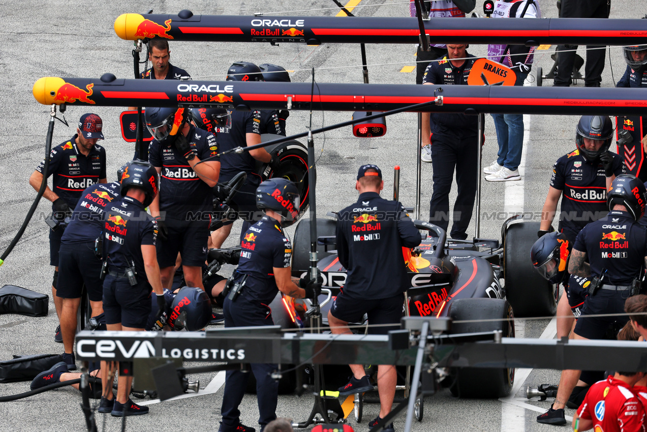 GP OLANDA, Max Verstappen (NLD) Red Bull Racing RB21 in the pits.

29.08.2025. Formula 1 World Championship, Rd 15, Dutch Grand Prix, Zandvoort, Netherlands, Practice Day.

- www.xpbimages.com, EMail: requests@xpbimages.com © Copyright: Moy / XPB Images