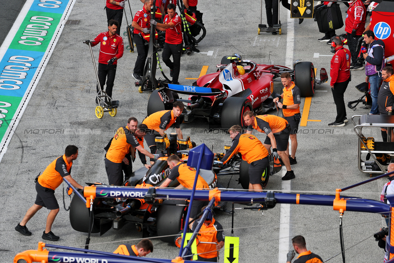 GP OLANDA, Lewis Hamilton (GBR) Ferrari SF-25 e Oscar Piastri (AUS) McLaren MCL39 in the pits.

29.08.2025. Formula 1 World Championship, Rd 15, Dutch Grand Prix, Zandvoort, Netherlands, Practice Day.

- www.xpbimages.com, EMail: requests@xpbimages.com © Copyright: Moy / XPB Images
