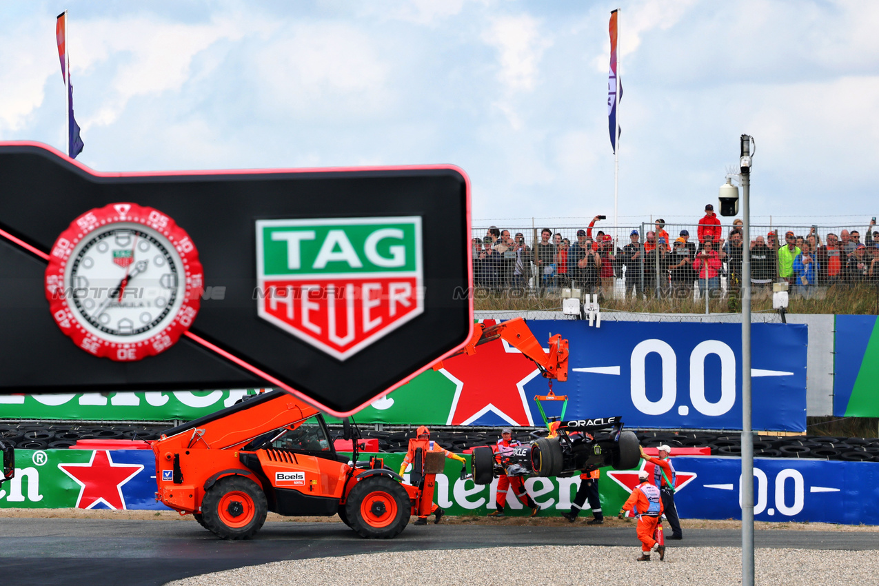GP OLANDA, The Red Bull Racing RB21 of Max Verstappen (NLD) is removed from the circuit after he went off at the end of the first practice session.

29.08.2025. Formula 1 World Championship, Rd 15, Dutch Grand Prix, Zandvoort, Netherlands, Practice Day.

- www.xpbimages.com, EMail: requests@xpbimages.com © Copyright: Batchelor / XPB Images