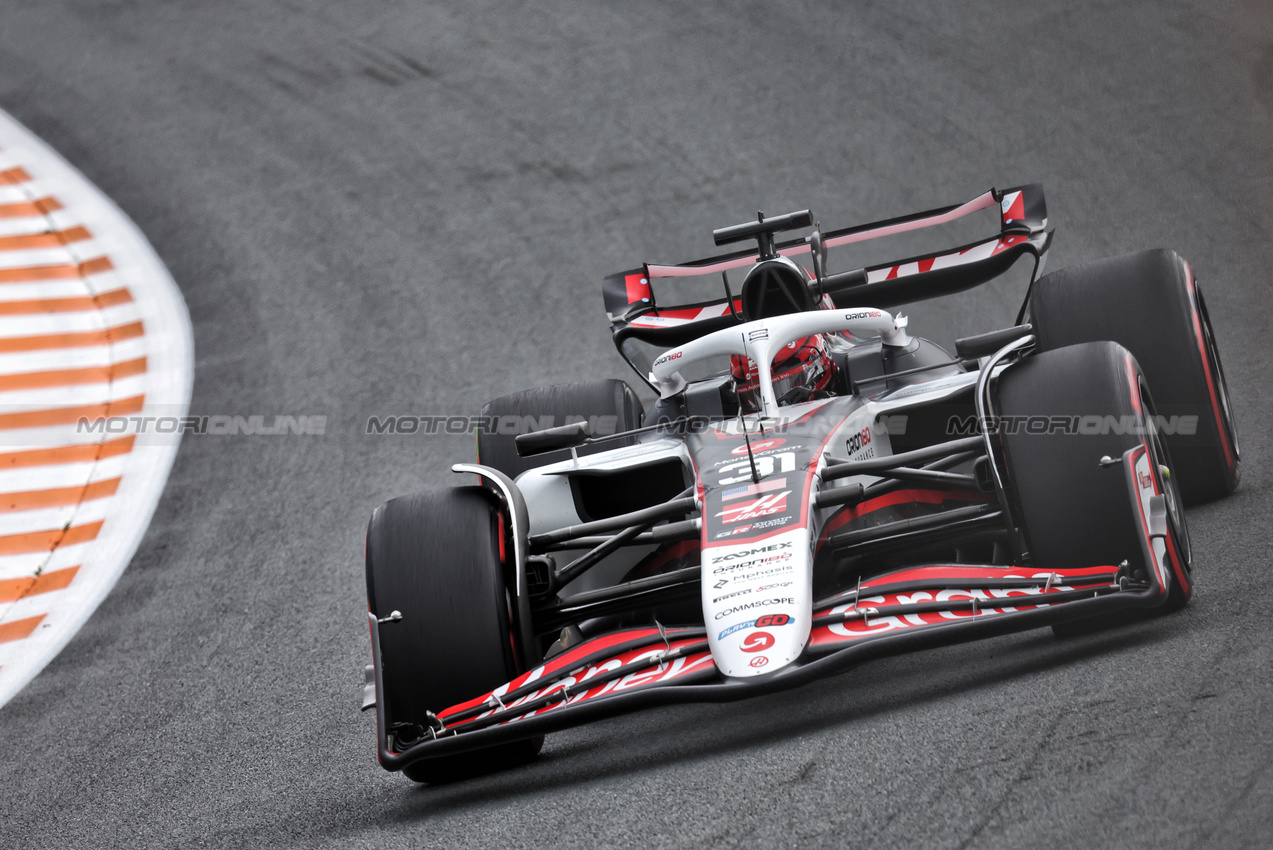 GP OLANDA, Esteban Ocon (FRA) Haas VF-25.

29.08.2025. Formula 1 World Championship, Rd 15, Dutch Grand Prix, Zandvoort, Netherlands, Practice Day.

- www.xpbimages.com, EMail: requests@xpbimages.com © Copyright: Bearne / XPB Images