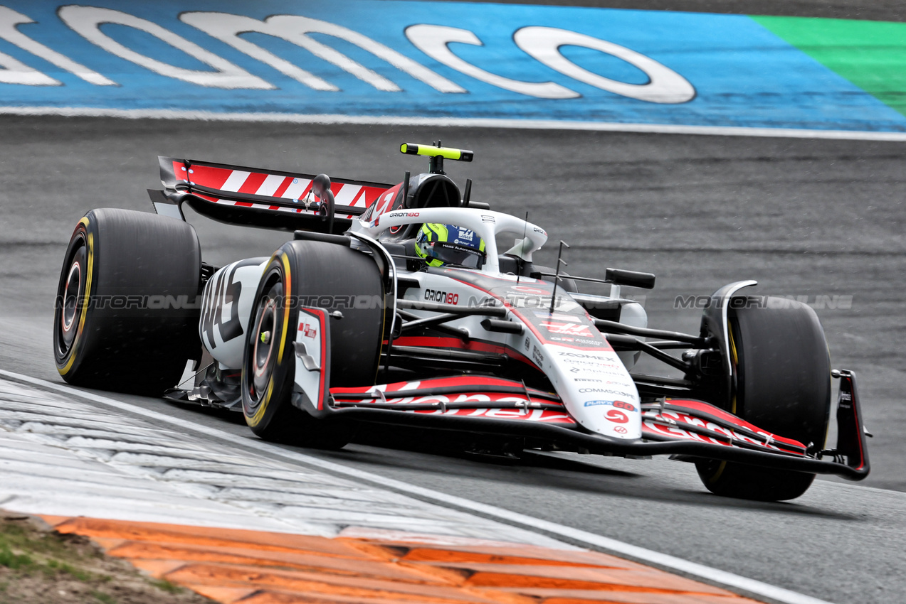 GP OLANDA, Oliver Bearman (GBR) Haas VF-25.

29.08.2025. Formula 1 World Championship, Rd 15, Dutch Grand Prix, Zandvoort, Netherlands, Practice Day.

 - www.xpbimages.com, EMail: requests@xpbimages.com © Copyright: Miltenburg / XPB Images