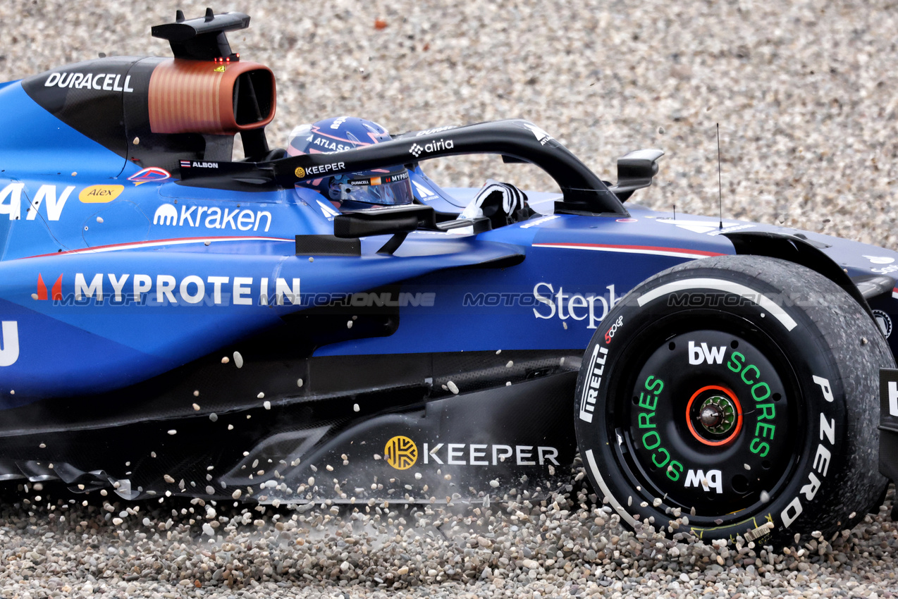 GP OLANDA, Alexander Albon (THA) Atlassian Williams Racing FW47 runs into the gravel trap.

29.08.2025. Formula 1 World Championship, Rd 15, Dutch Grand Prix, Zandvoort, Netherlands, Practice Day.

- www.xpbimages.com, EMail: requests@xpbimages.com © Copyright: Bearne / XPB Images