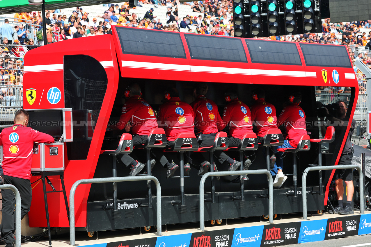 GP OLANDA, Ferrari pit gantry.

29.08.2025. Formula 1 World Championship, Rd 15, Dutch Grand Prix, Zandvoort, Netherlands, Practice Day.

- www.xpbimages.com, EMail: requests@xpbimages.com © Copyright: Batchelor / XPB Images