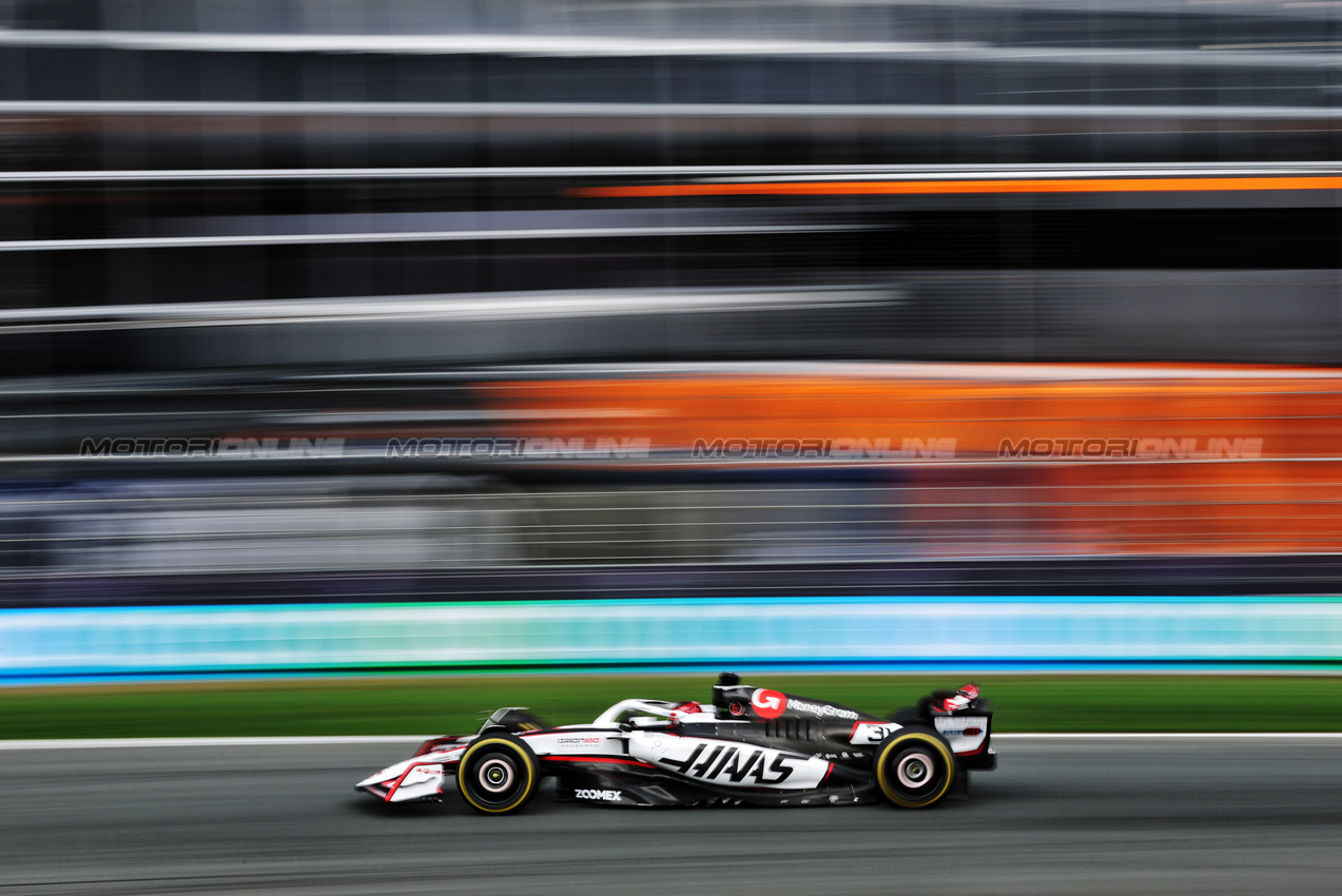 GP OLANDA, Esteban Ocon (FRA) Haas VF-25.

29.08.2025. Formula 1 World Championship, Rd 15, Dutch Grand Prix, Zandvoort, Netherlands, Practice Day.

- www.xpbimages.com, EMail: requests@xpbimages.com © Copyright: Moy / XPB Images