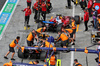 GP OLANDA, Lewis Hamilton (GBR) Ferrari SF-25 e Oscar Piastri (AUS) McLaren MCL39 in the pits.

29.08.2025. Formula 1 World Championship, Rd 15, Dutch Grand Prix, Zandvoort, Netherlands, Practice Day.

- www.xpbimages.com, EMail: requests@xpbimages.com © Copyright: Moy / XPB Images