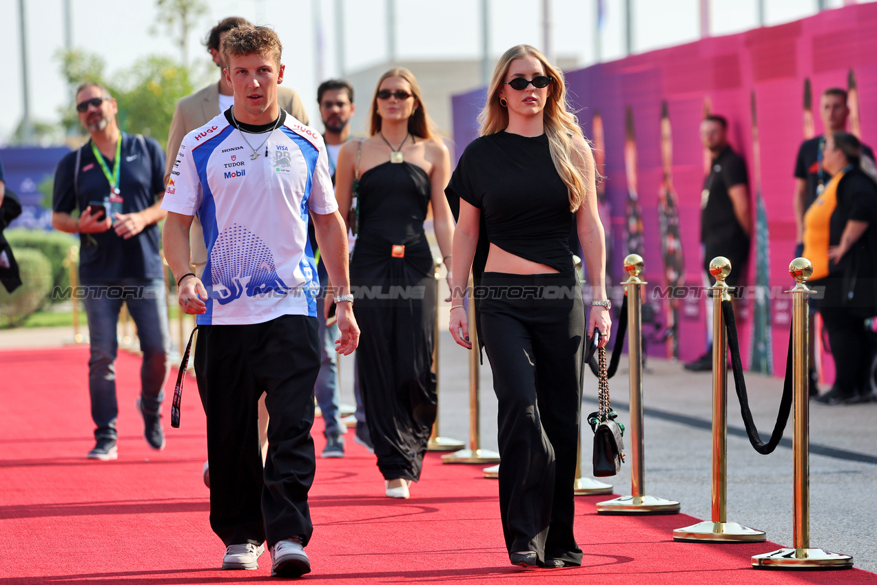 GP QATAR, (L to R): Liam Lawson (NZL) Racing Bulls with Domenica Hannah St. John (USA).

30.11.2025. Formula 1 World Championship, Rd 23, Qatar Grand Prix, Doha, Qatar, Gara Day.

- www.xpbimages.com, EMail: requests@xpbimages.com © Copyright: Batchelor / XPB Images
